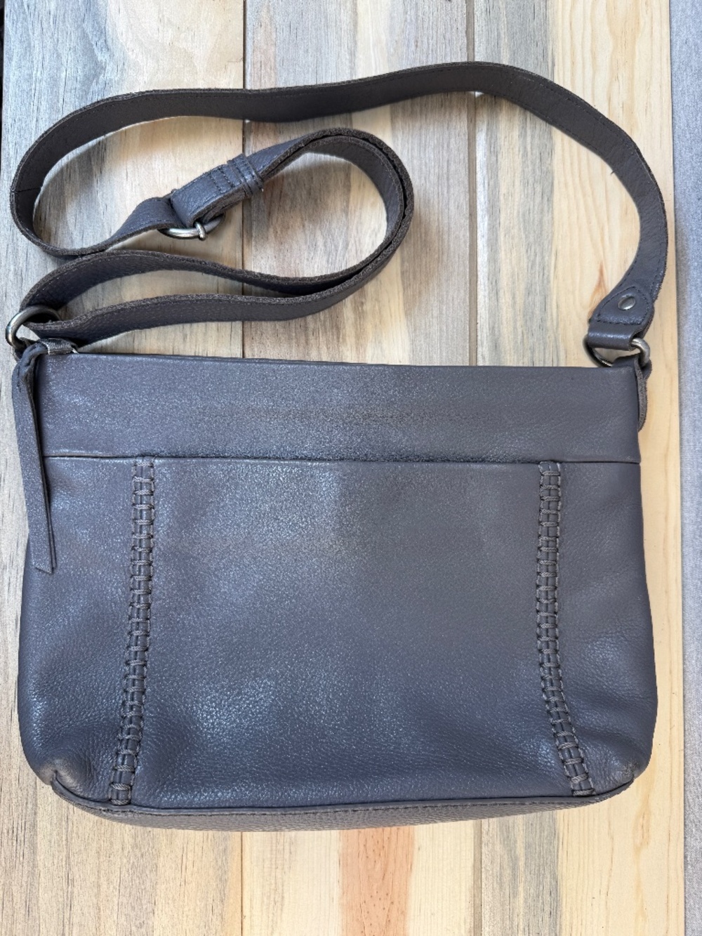 The Sak Melrose Gray Leather Shoulder Bag Adjustable Strap Exterior Pockets